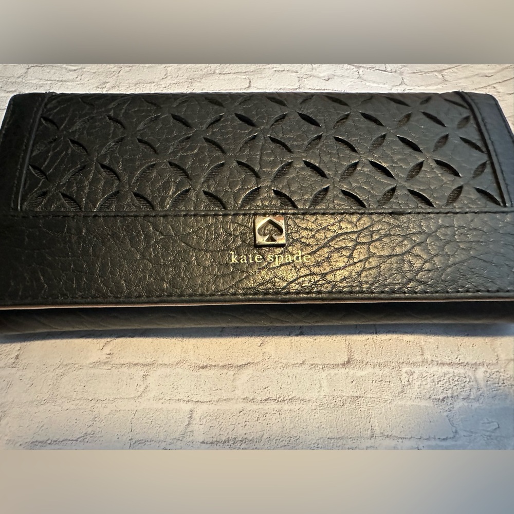 Kate Spade Wallet. - Picture 2 of 11